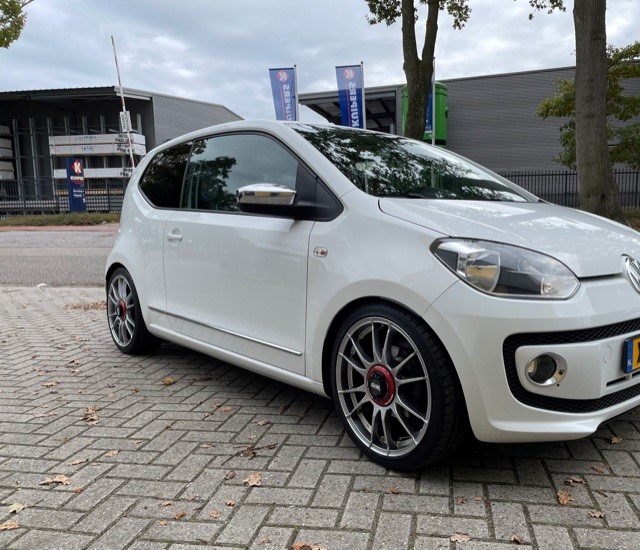 Vw Up on OZ Ultraleggera 02.jpg